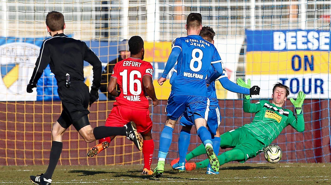 Derby in der Nachspielzeit entscheiden: Florian Dietz (verdeckt) trifft für Jena zum Sieg © imago/Picture Point LE