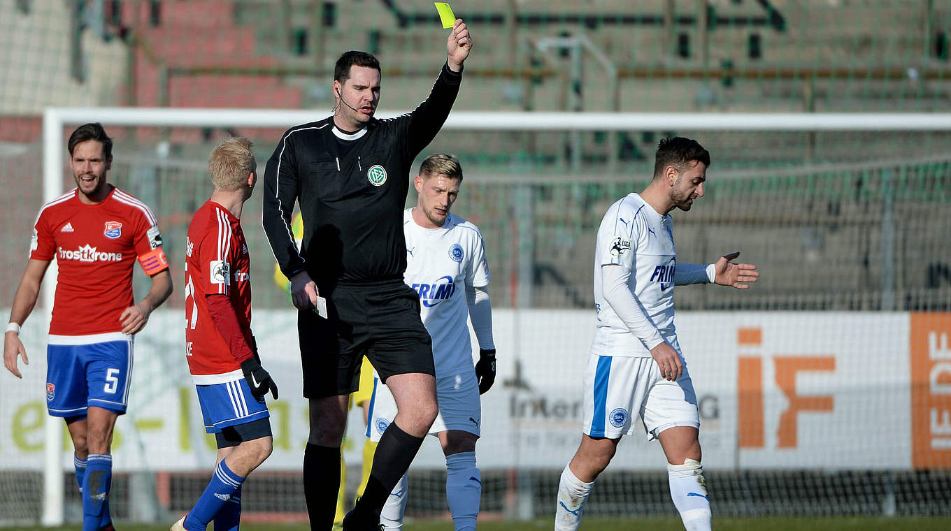 Sieht im Spiel gegen Haching seine fünfte Gelbe Karte: Kevin Pires-Rodrigues (r.) © imago/foto2press