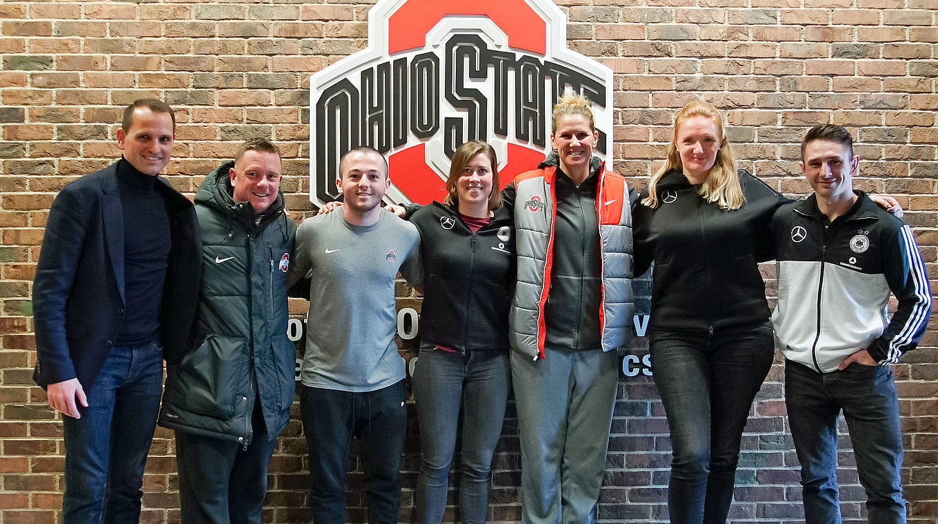 Zu Besuch bei der Ohio State: Chatzialexiou (l.), Leibinger (4.v.l.), Hell (2.v.r.) und Jacko (r.) © DFB