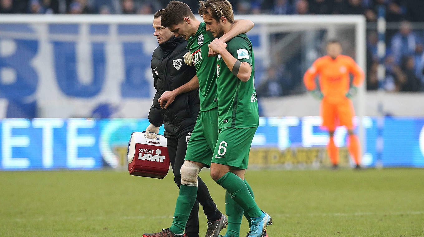 Das äußere und vordere Kreuzband wurde rekonstruiert: bei Münsters Danilo Wiebe (M.) © imago/Christian Schroedter