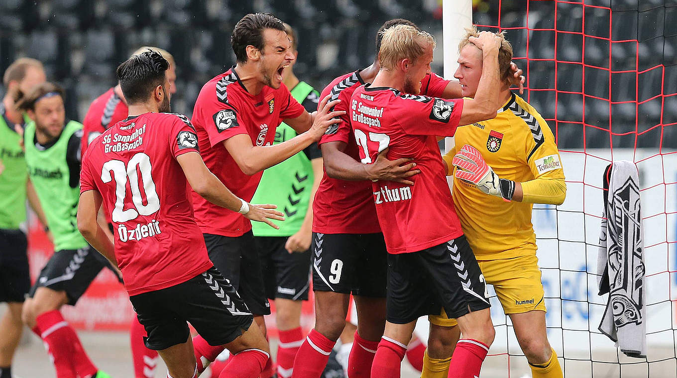 Bereits drei Elfemeter diese Saison gehalten: Kevin Broll (r.) © imago/Sportfoto Rudel