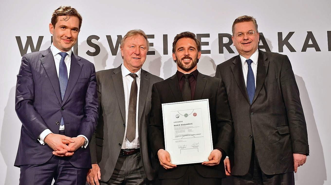 Jahrgangsbester des Fußballlehrer-Lehrgangs 2017: Dugandzic (2.v.r.) © 2017 Getty Images