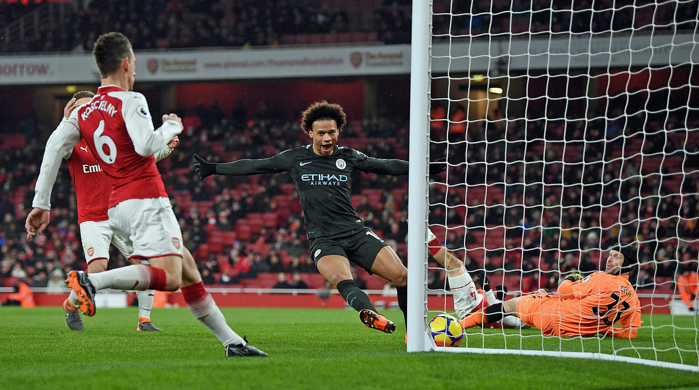 Strahlender Torschütze: Sané (M.) trifft zum 3:0 beim FC Arsenal © 2018 Getty Images