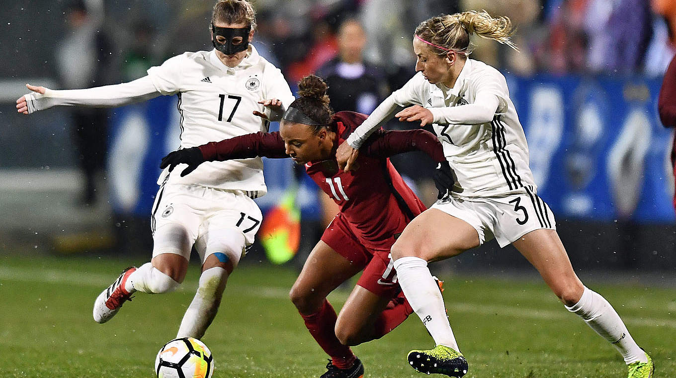 Verena Faißt and Kathrin Hendrich fight for the ball. © 2018 Getty Images