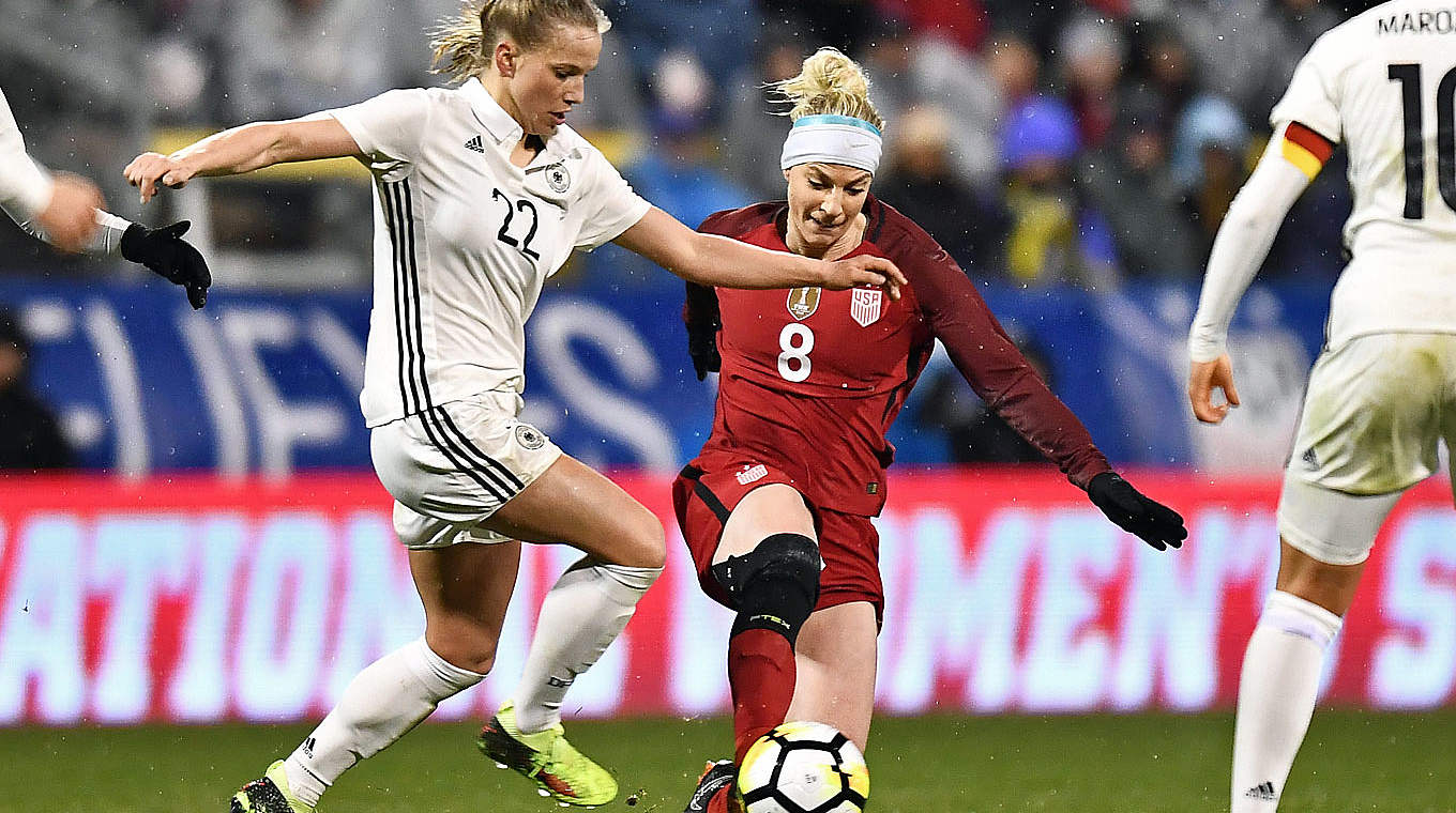 Ball im Blick: Tabea Kemme und die Amerikanerin Julie Ertz (v.l.) © 2018 Getty Images