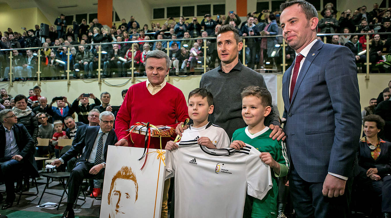 Großer Bahnhof: 2000 Gäste beim Besuch der Miro Deutsche Fußballschule © www.FOTOENIGMA.pl