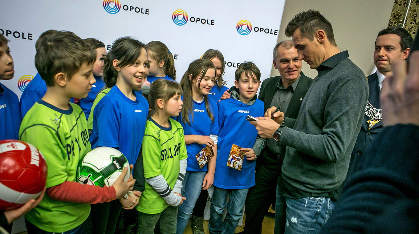 Großer Andrang: Miroslav Klose erfüllt unzählige Autogrammwünsche © www.FOTOENIGMA.pl