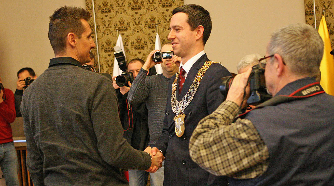 "Ich begrüße unseren neuen Ehrenbürger": Stadtrat Martin Ociepa (2.v.r.) © NFV
