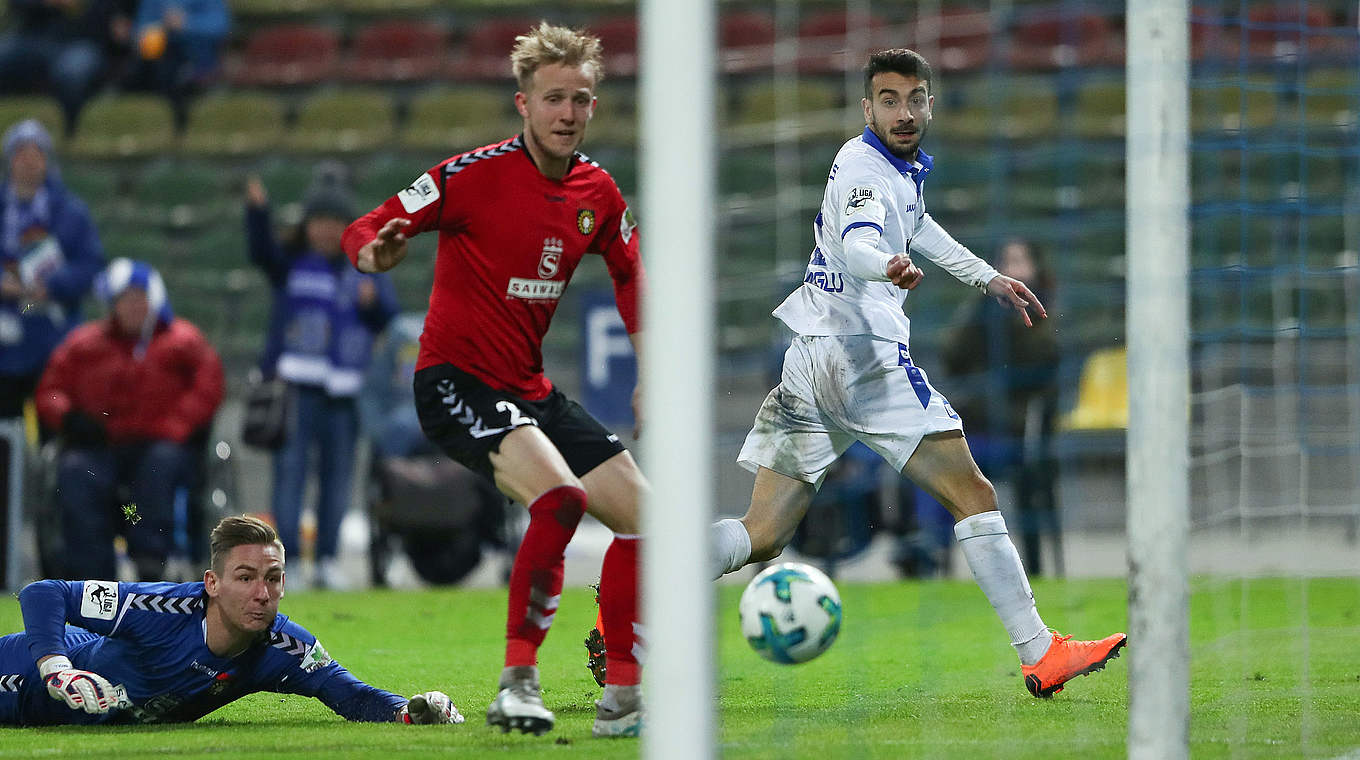 Auftakt zum 17. Spiel ohne Niederlage: Burak Camoglu (r.) trifft zur KSC-Führung © 2018 Getty Images