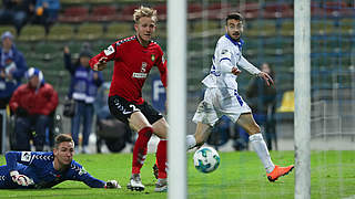 Auftakt zum 17. Spiel ohne Niederlage: Burak Camoglu (r.) trifft zur KSC-Führung © 2018 Getty Images