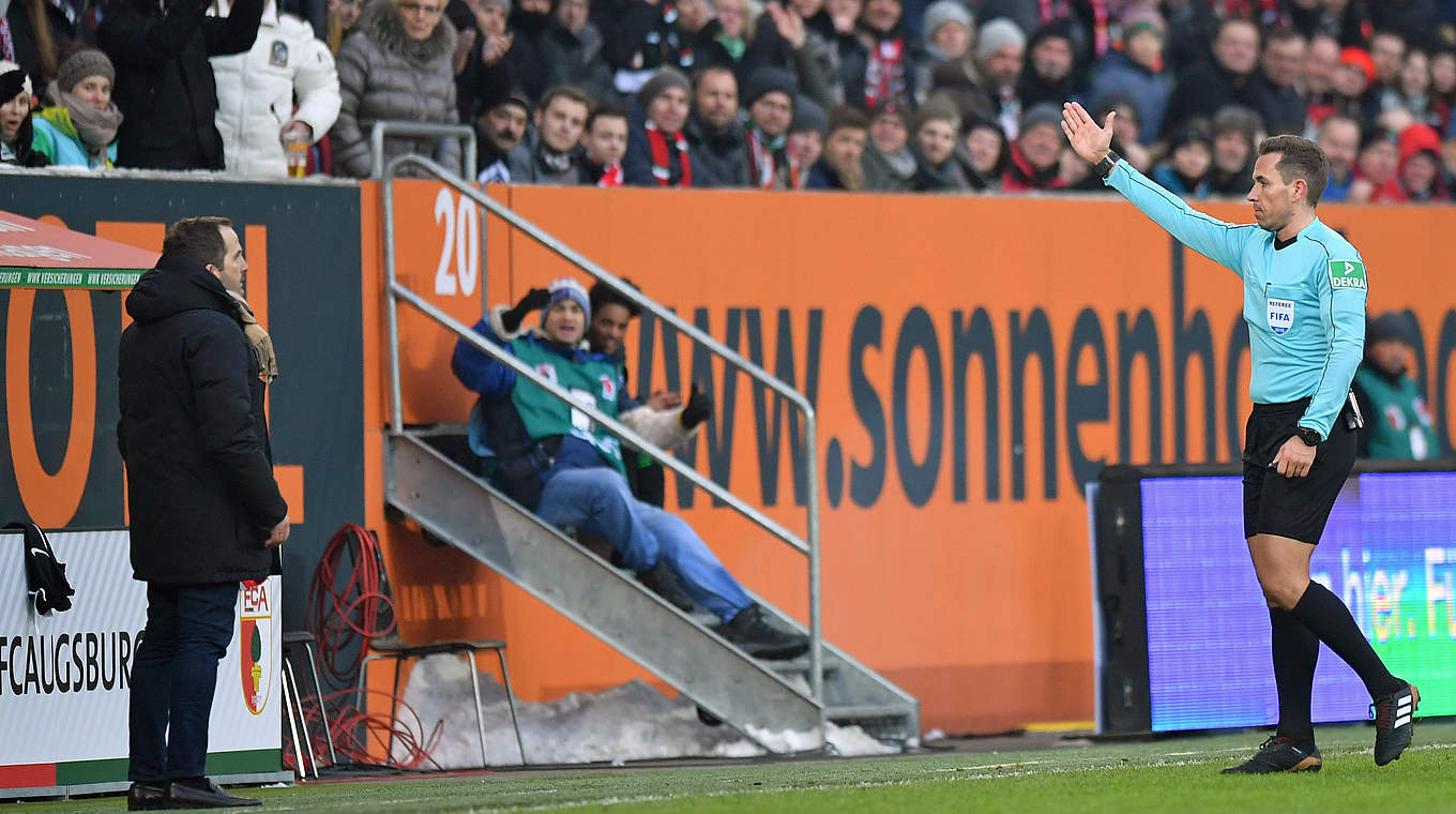 Aus dem Innenraum verwiesen: Augsburgs Trainer Manuel Baum (l.) © 2018 Getty Images