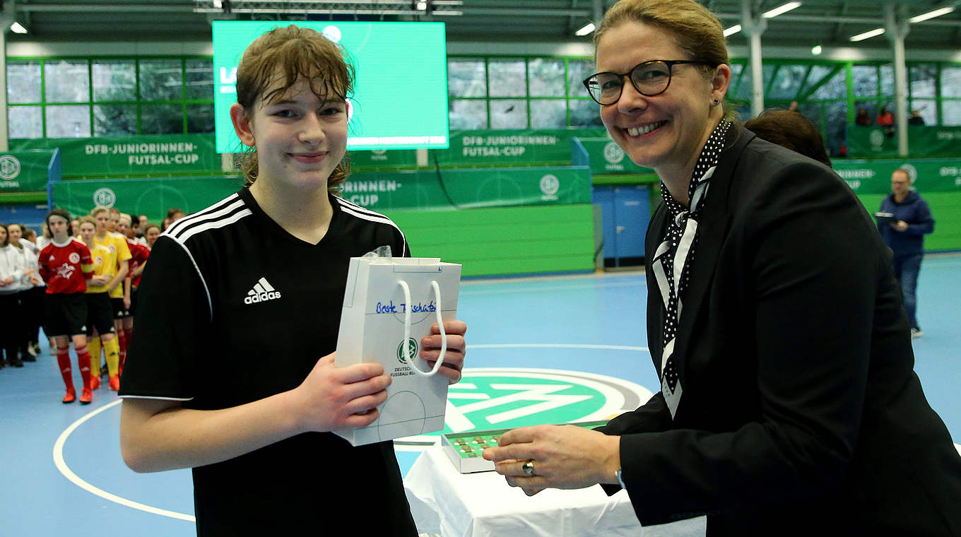 Erzielt vier Turniertore: Lara Klitzsch aus Zwickau wird von Sabine Nellen ausgezeichnet © 2018 Getty Images