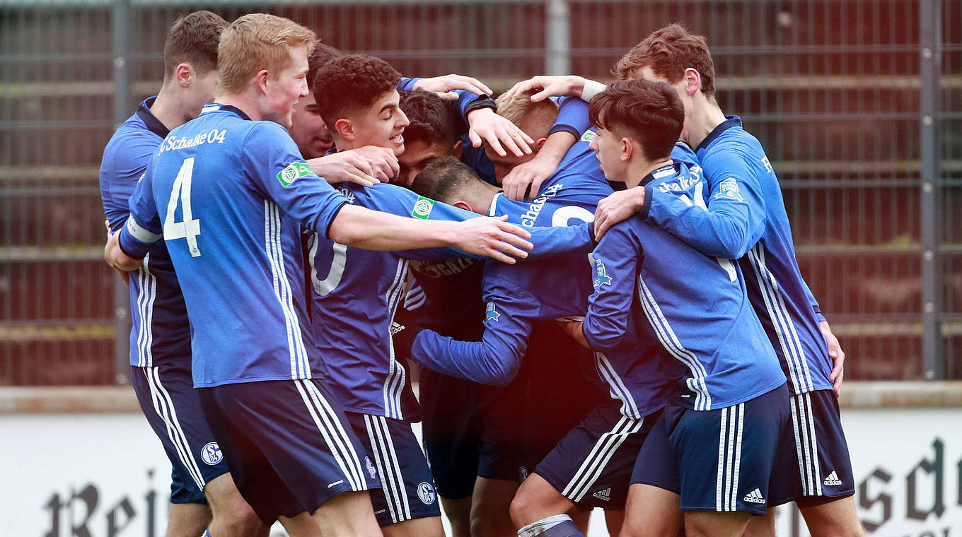 Jubel über den Derbysieg: Schalkes U 19 bleibt weiter an der Spitze © imago/Herbert Bucco