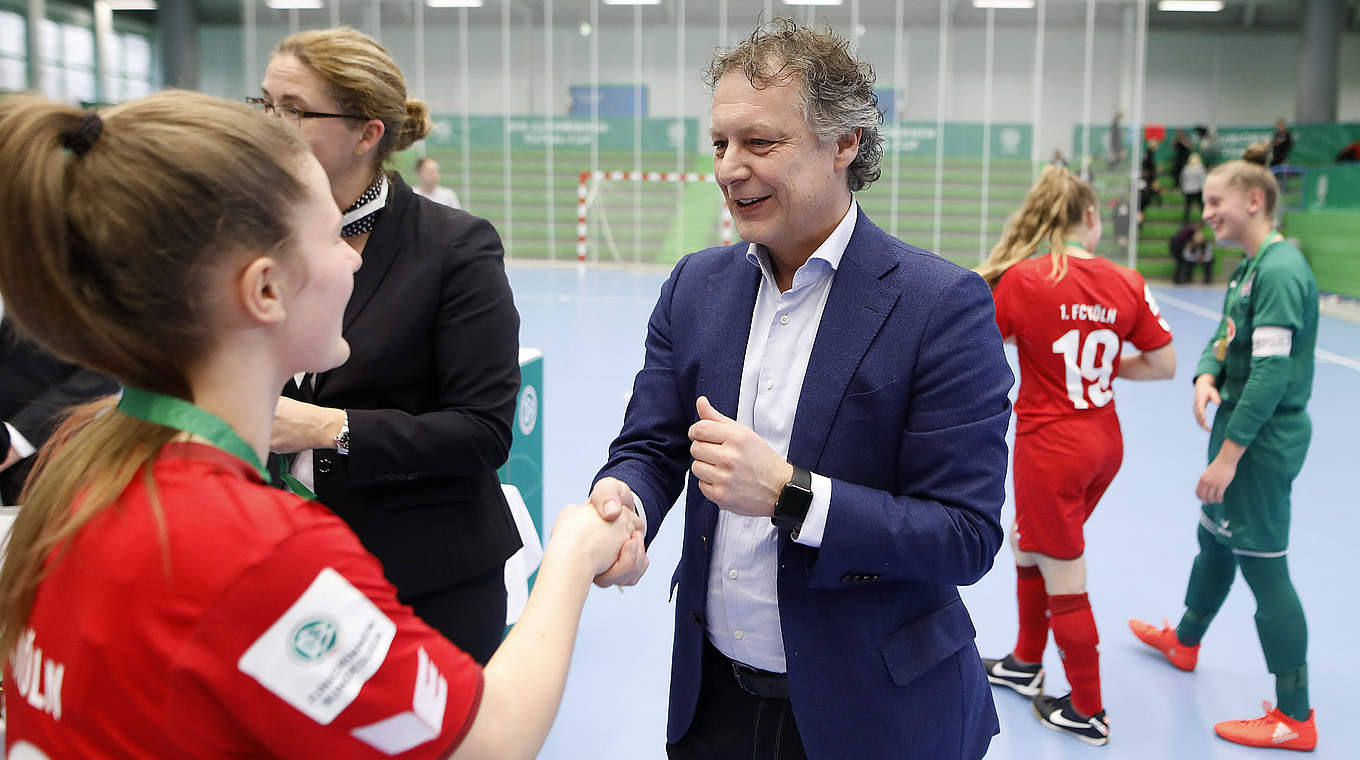 Übergibt die Medaillen: Futsal-Bundestrainer Marcel Loosveld © 2018 Getty Images