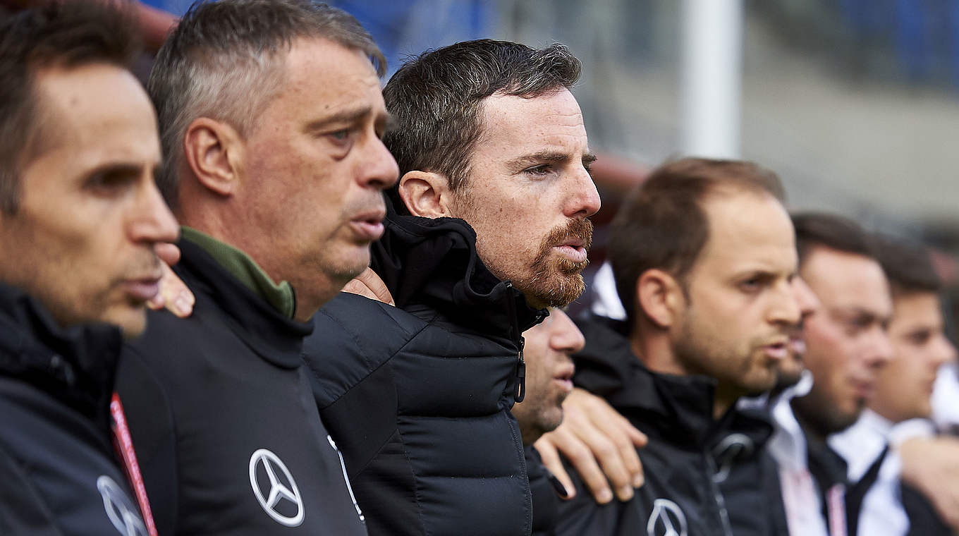 DFB-Trainer Meikel Schönweitz (3.v.l.): "Wir möchten unbedingt zur U 19-EURO reisen" © 2017 Getty Images