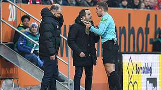 Einspruch gegen Geldstrafe in Höhe von 8000 Euro: Augsburg-Coach Manuel Baum (M.) © 2018 Getty Images