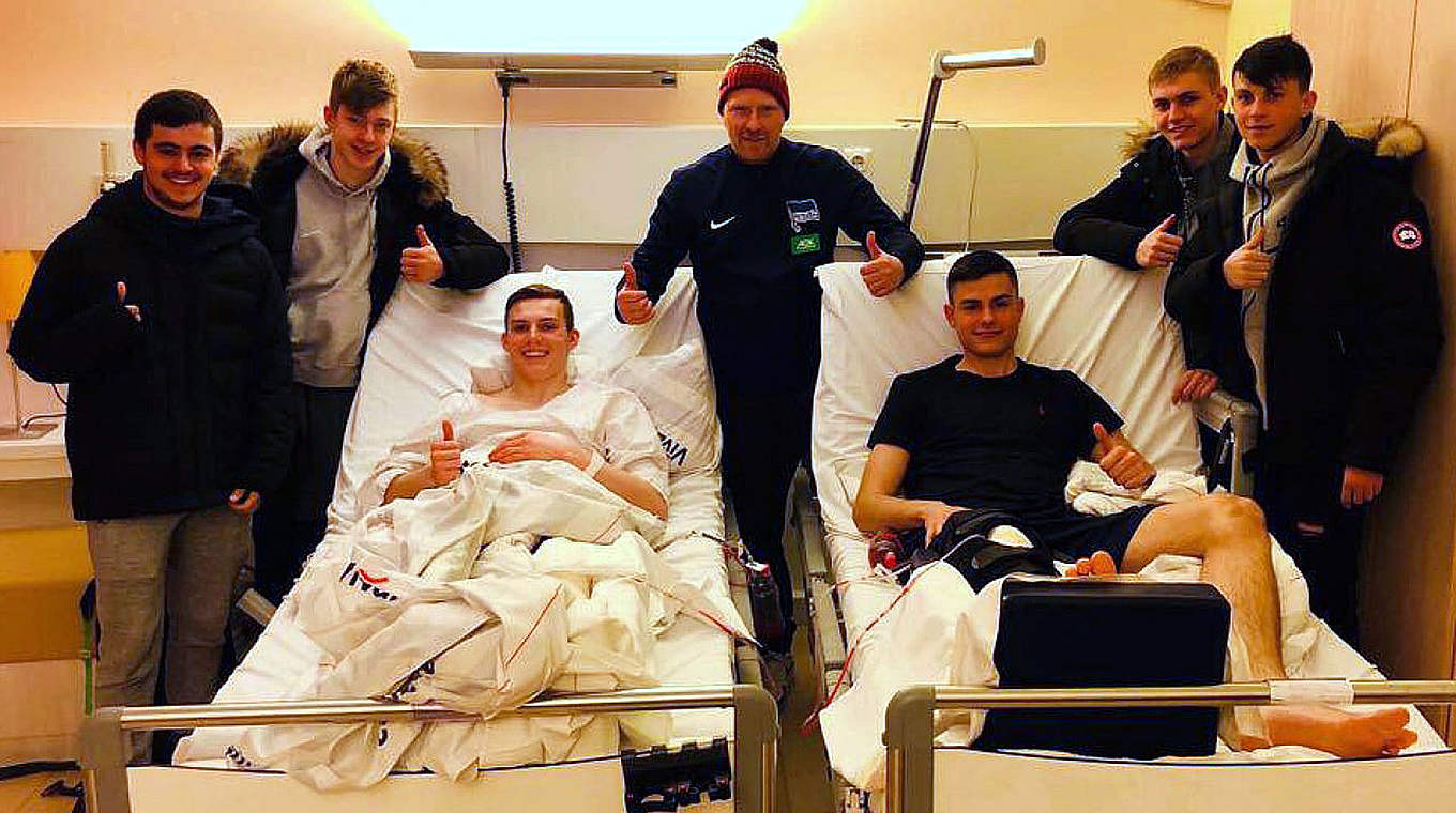 Besuch vom Trainer: Andreas Neuendorf (M.) mit seinen Jungs im Krankenhaus © Hertha BSC