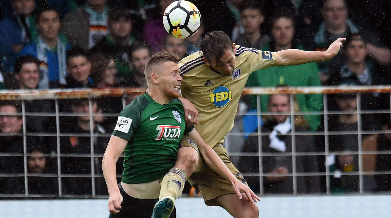 Traditionsderby am 30. Spieltag: Osnabrück mit Heider (r.) gegen Münster und Menig © imago/osnapix