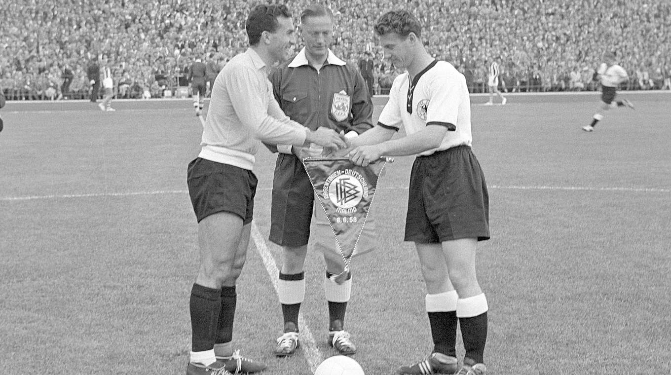 Wimpeltausch vor dem Spiel: DFB-Kapitän Schäfer (r.) und Argentiniens Pedro Dellacha © imago sportfotodienst