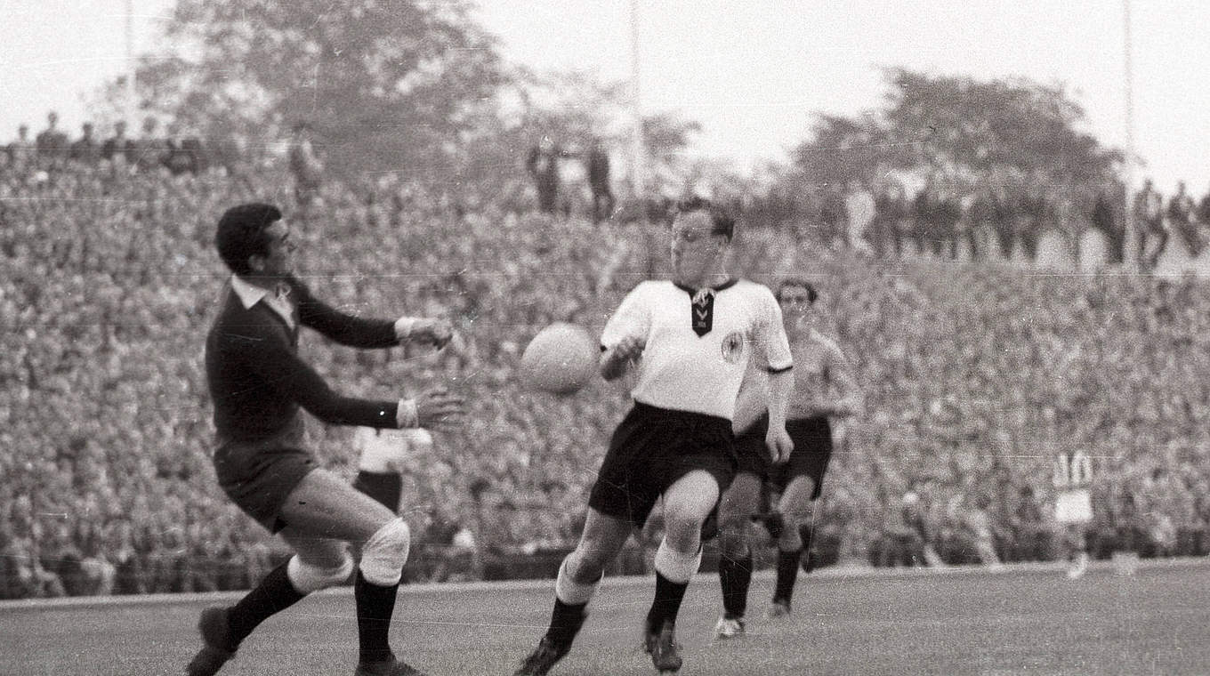 Deutschland dreht das Spiel: Uwe Seeler gegen Argentiniens Torwart Amadeo Carrizo (l.) © imago/Ferdi Hartung