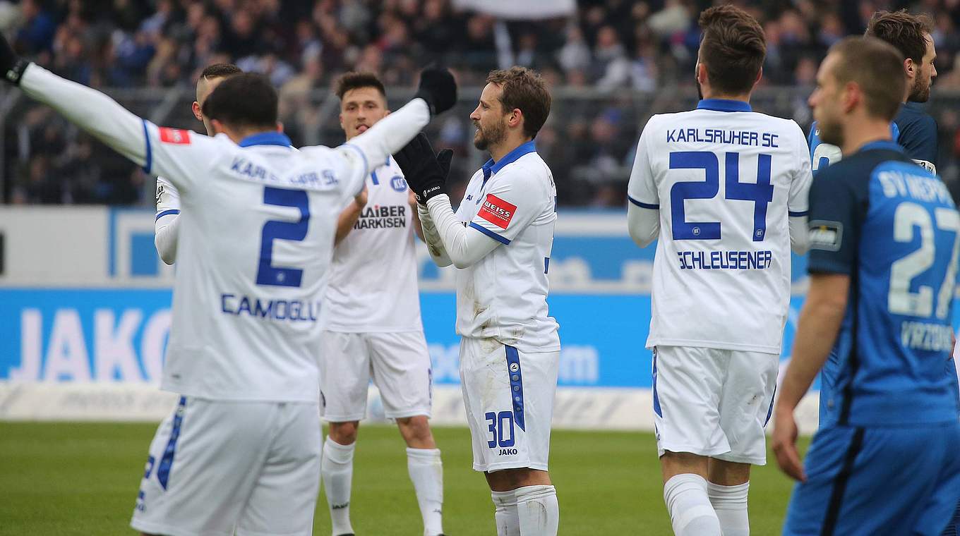 Applaus, Applaus: Karlsruhes Stürmer Anton Fink (M.) trifft gegen Meppen doppelt © imago/Sportfoto Rudel