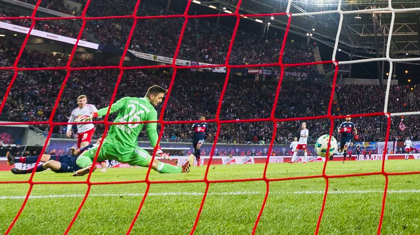 Bayern-Keeper Sven Ulreich ist machtlos: Timo Werner (l.) trifft zum 2:1 der Gastgeber © 2018 Getty Images