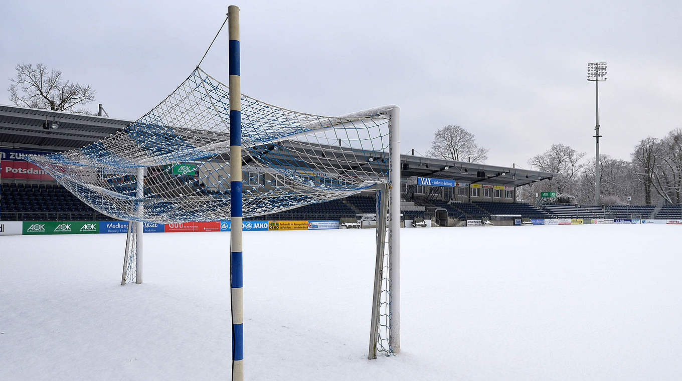 Dicke Schneedecke: Im Karl-Liebknecht-Stadion in Potsdam kann nicht gespielt werden © Jan Kuppert