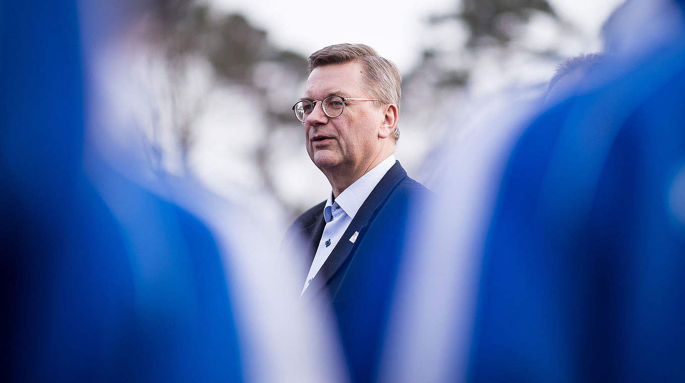 Kranzniederlegung in Sotschi: DFB-Präsident Reinhard Grindel © 2018 Getty Images