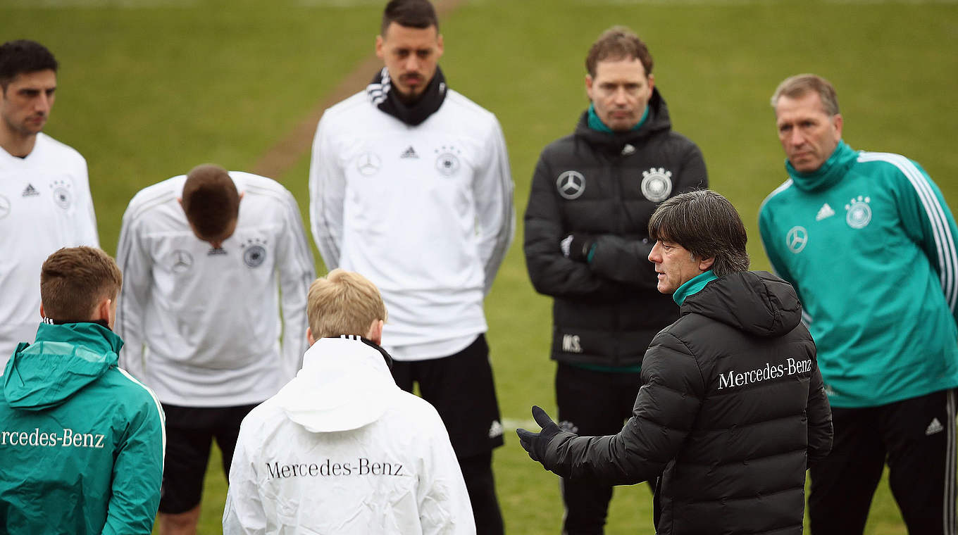 Schwört seine Spieler auf die heiße Phase der WM-Vorbereitung ein: Joachim Löw (v.r.) © 2018 Getty Images