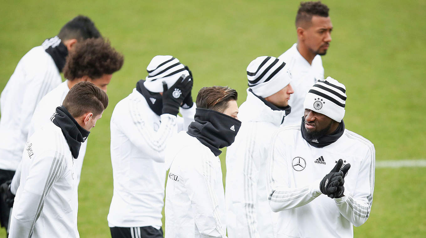 Dick eingepackt: Antonio Rüdiger (v.r.) und Co. beim Training © 2018 Getty Images