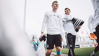 Gute Laune beim Training: Toni Kroos (l.) und Thomas Müller © Philipp Reinhard