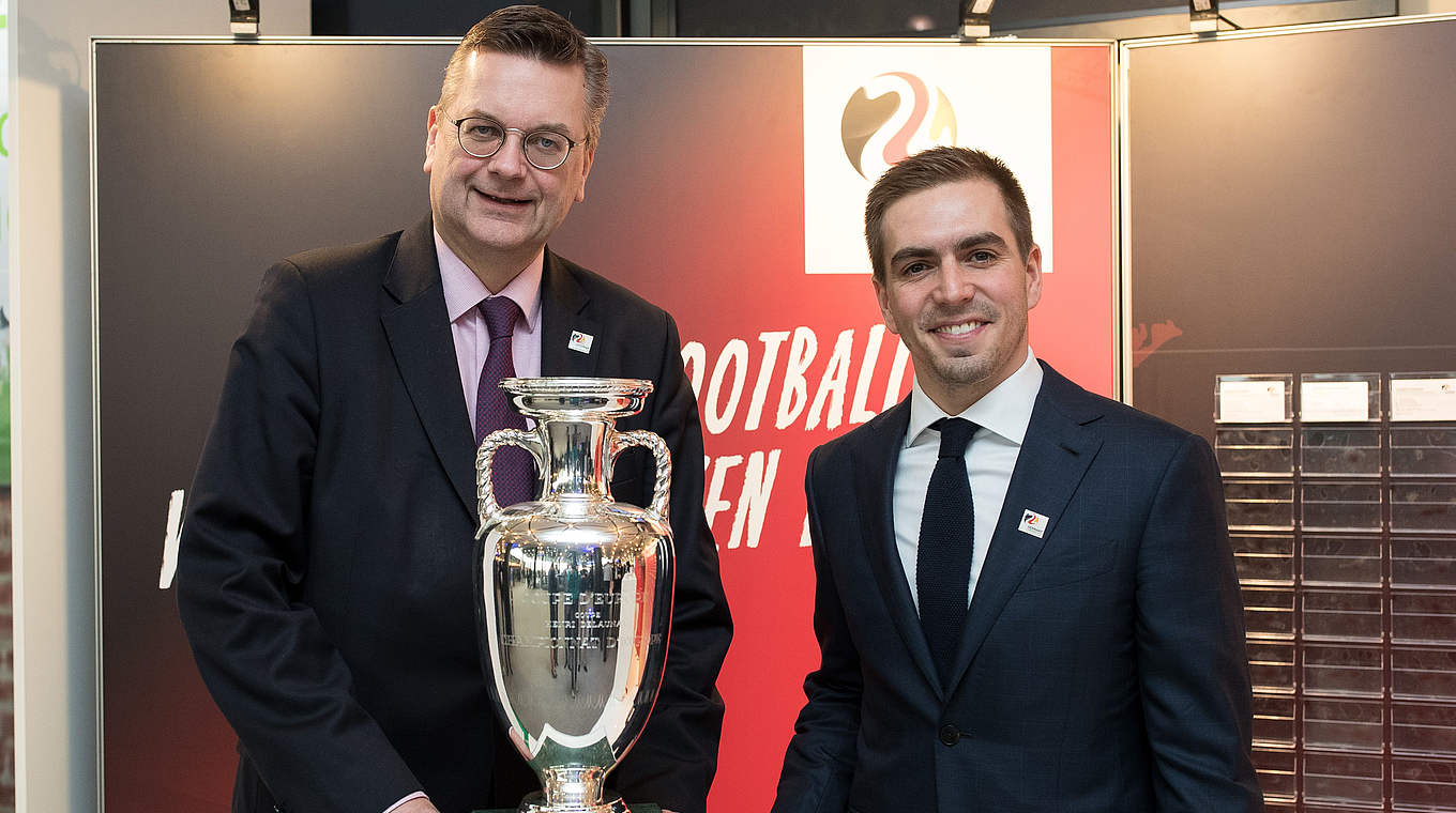 Die EURO 2024 nach Deutschland bringen: DFB-Präsident Grindel (l.) und Lahm © 2018 Getty Images