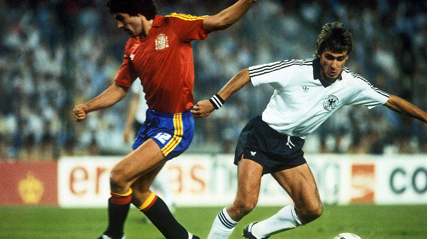 Lässt den Spanier Santiago Urquiaga stehen: Pierre Littbarski (r.) 1982 © imago