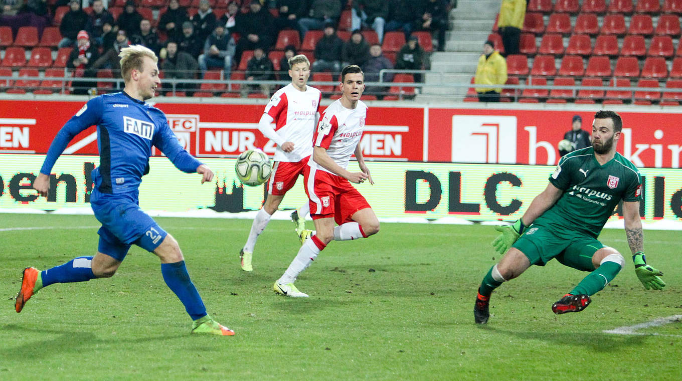 Siegtreffer in Sachsen-Anhalts Landespokalfinale in Halle: Magdeburgs Düker (l.) © imago/Picture Point LE