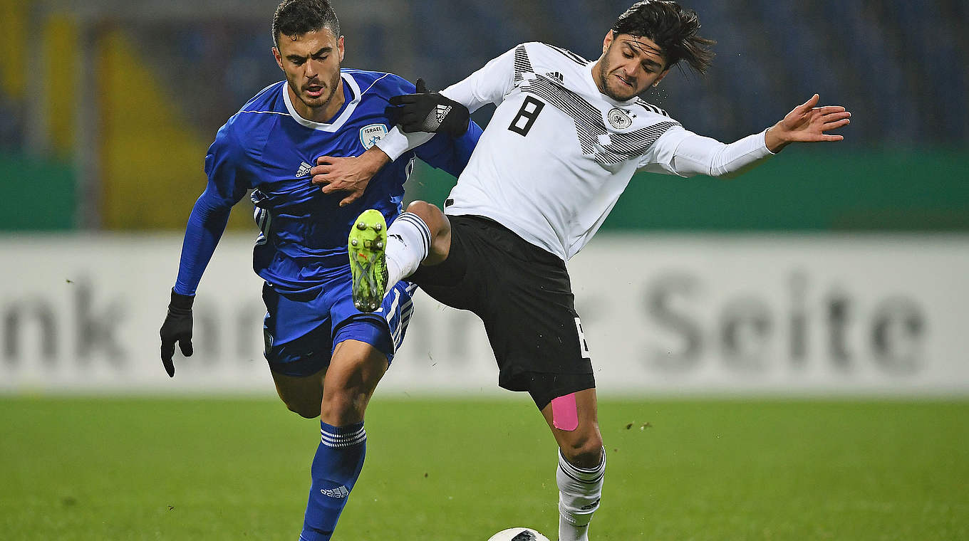 Im Zweikampf: Mahmoud Dahoud (r.) © 2018 Getty Images