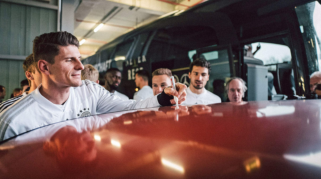 Raus aus dem Bus, ran ans Auto: Stürmer Mario Gomez signiert den Mercedes A-Klasse © Â© Philipp Reinhard, 2018