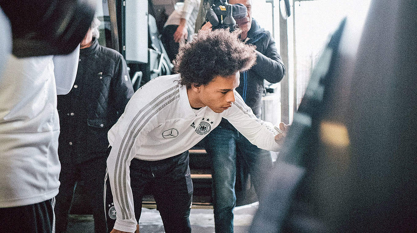 Weißer Edding auf schwarzem Lack: Leroy Sané gibt sein Autogramm aufs Auto © Â© Philipp Reinhard, 2018