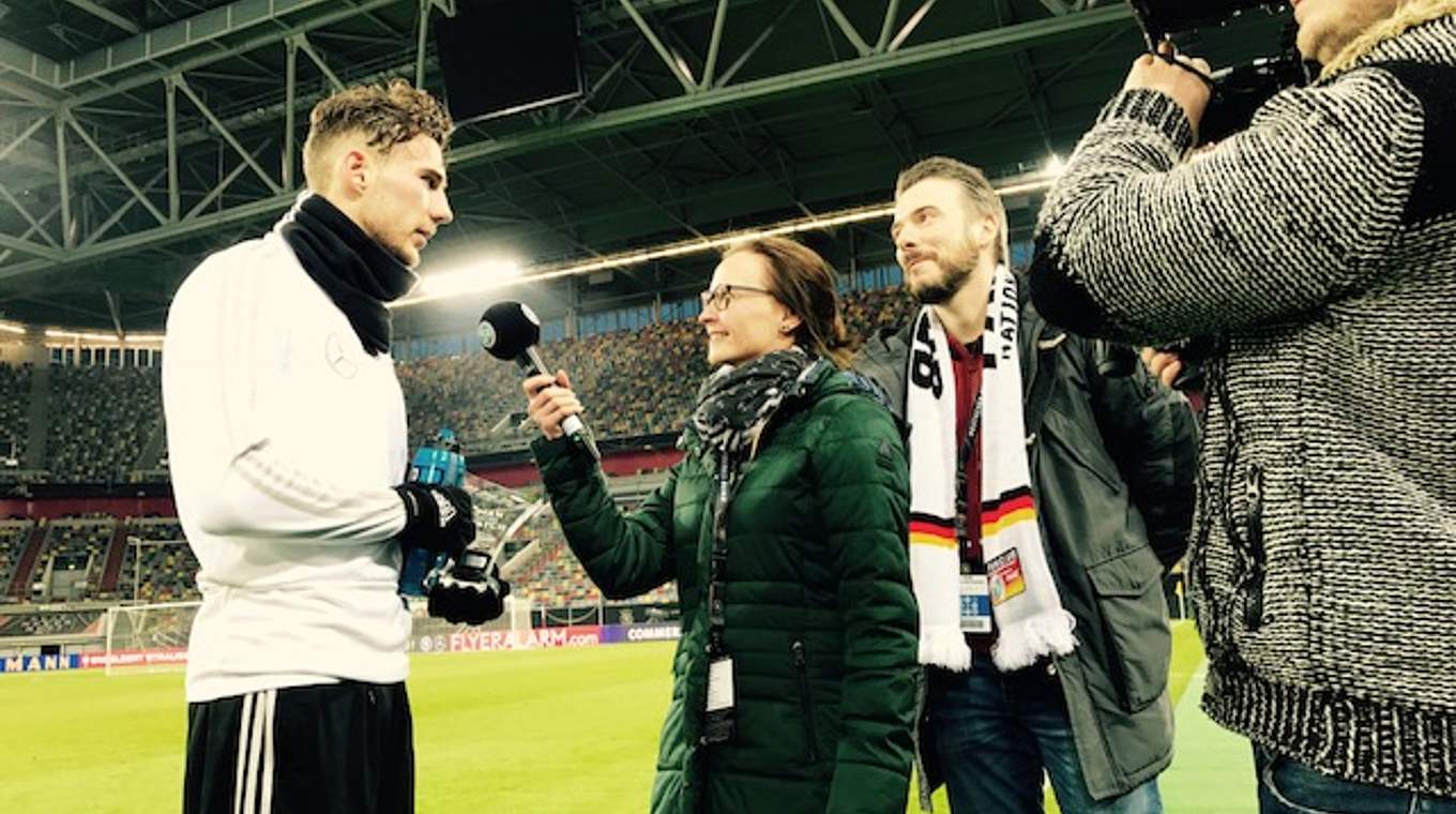 Leon Goretzka erhält die "Man of the Match"-Trophäe für das Aserbaidschan-Spiel in Kaiserslautern. © Fan Club