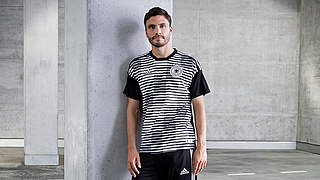 Aus wiederaufbereiteten Plastikabfällen gemacht: Jonas Hector im DFB-Aufwärmtrikot © adidas