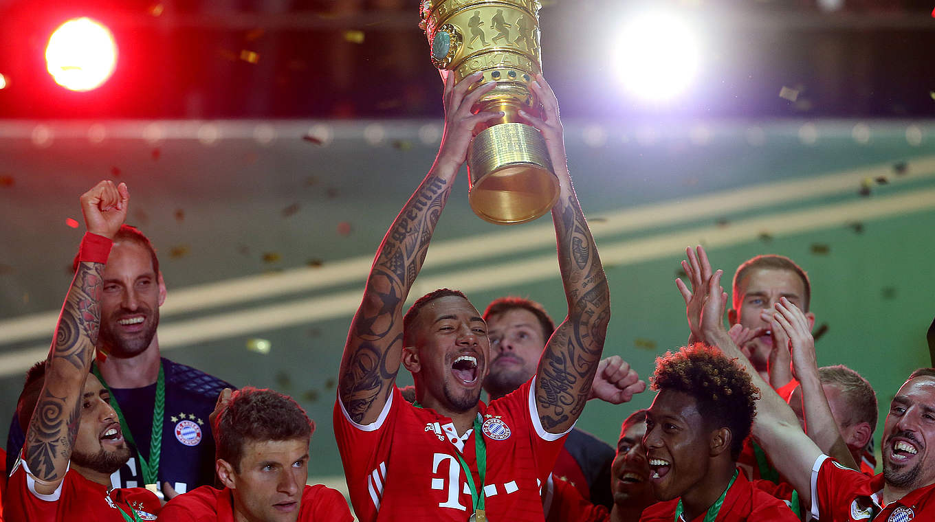 Sammelt mit dem FC Bayern Titel am Fließband: Jérôme Boateng mit dem DFB-Pokal © 2016 Getty Images