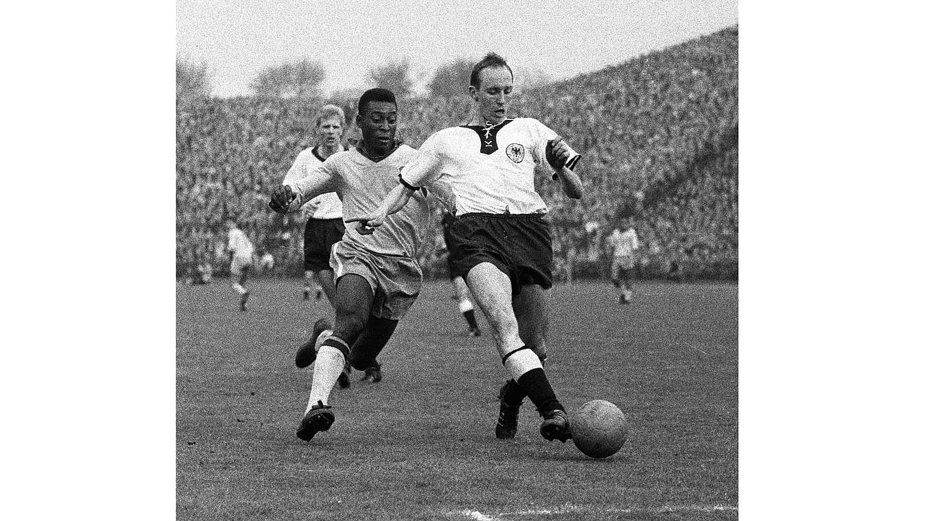 Im Duell mit den Größen des Fußballs: Willi Schulz (r.) im Zweikampf mit Pelé © imago