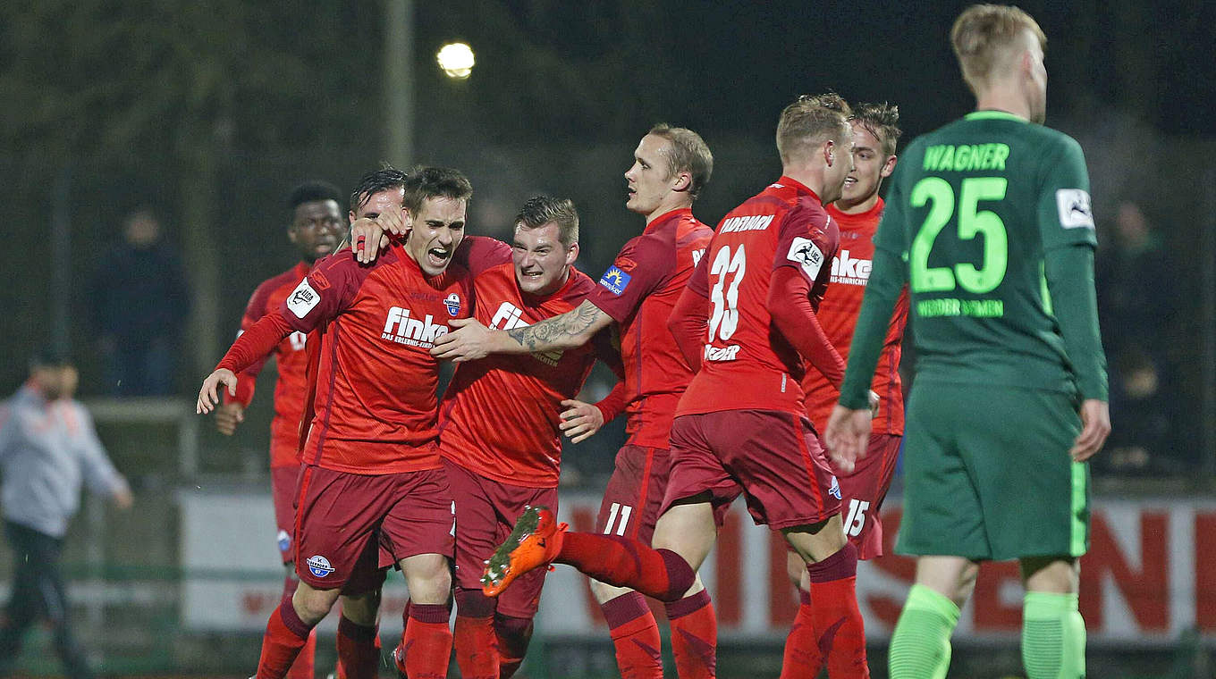 Erlöst Paderborn mit seinem Führungstreffer: Philipp Klement (l.) © imago/foto2press