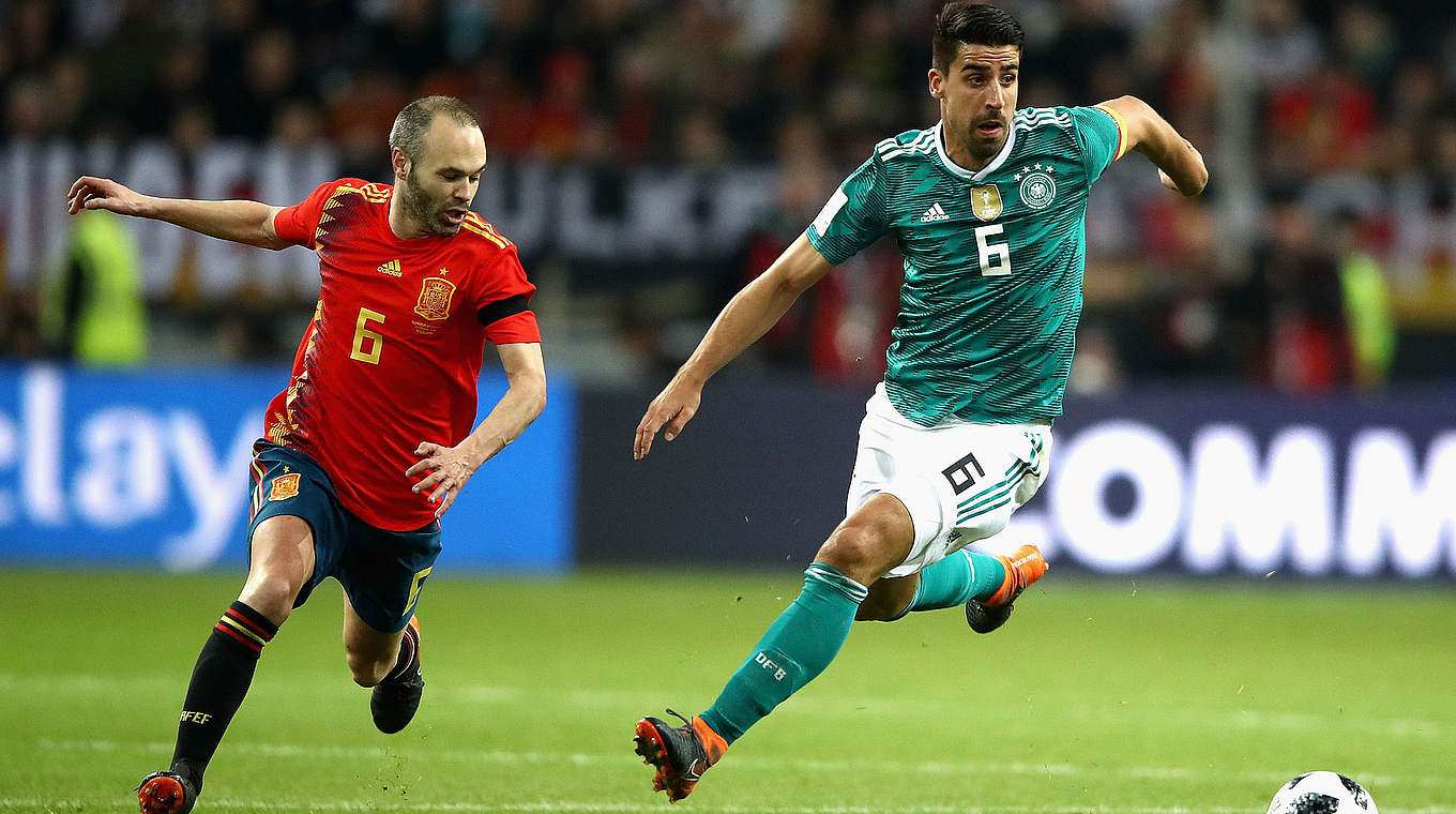 Intensives Duell zweier Topteams: Sami Khedira (r.) gegen Spaniens Andres Iniesta © 2018 Getty Images