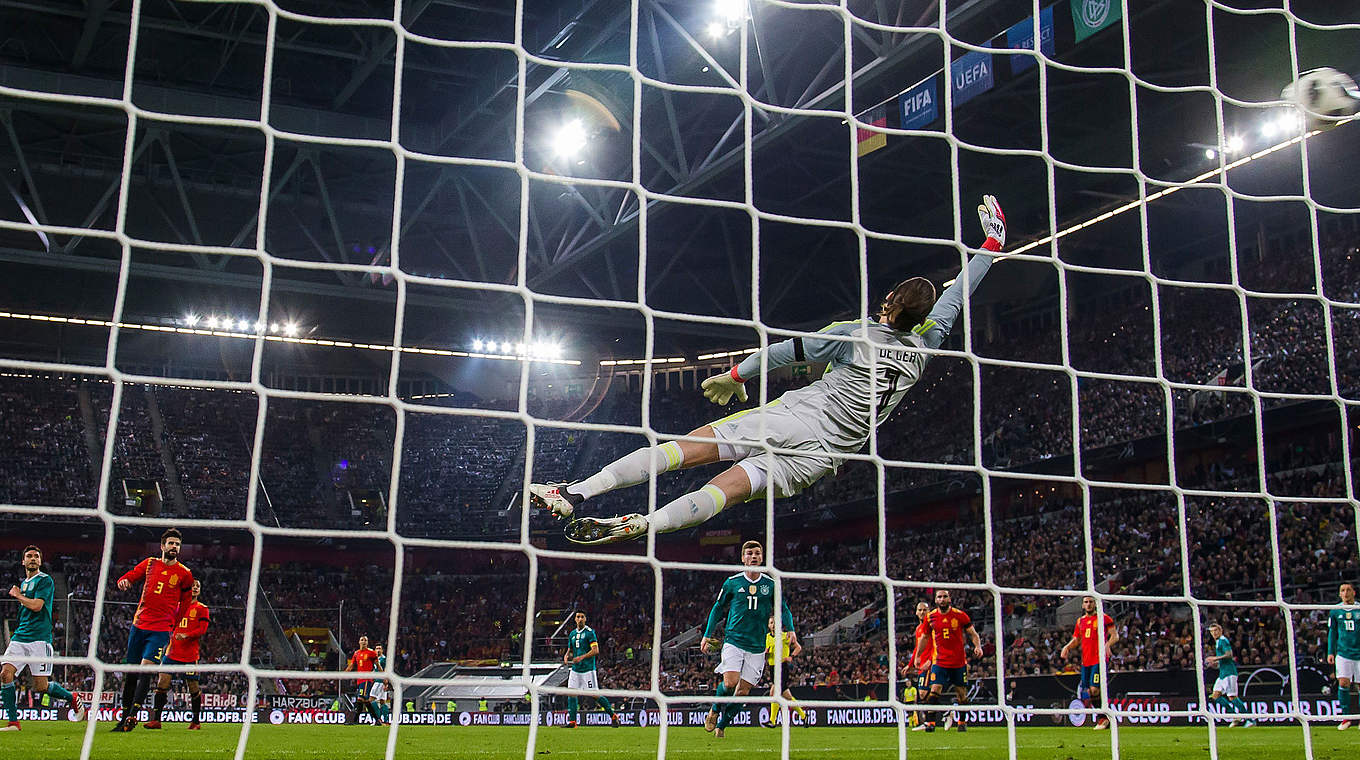 Müller's shot curled beautifully over the seemingly unbeatable David De Gea © AFP/GettyImages
