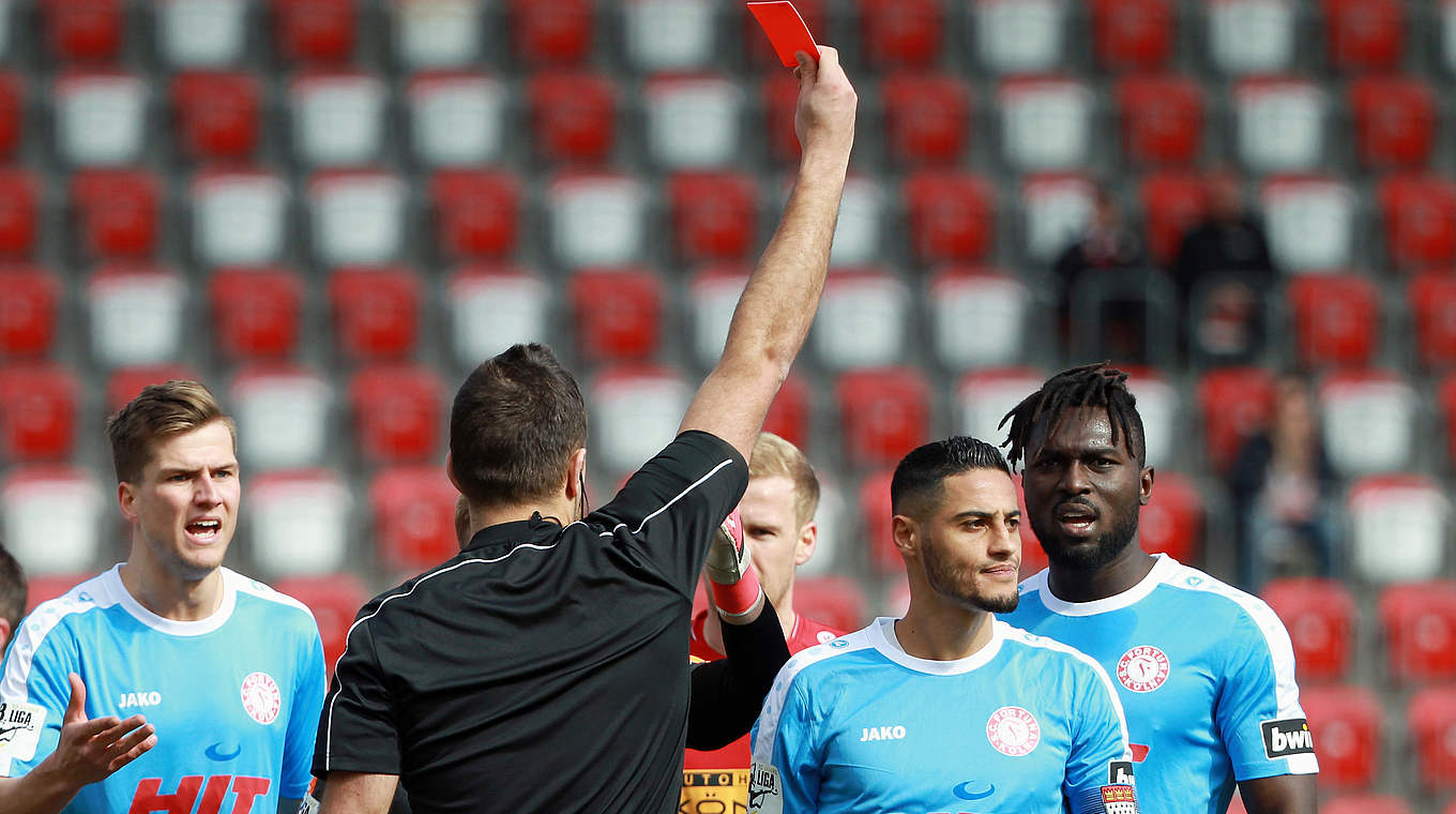 Hier nimmt das Kölner Unheil seinen Lauf:  Bernard Kyere (r.) muss mit Rot vom Feld © 2018 Getty Images