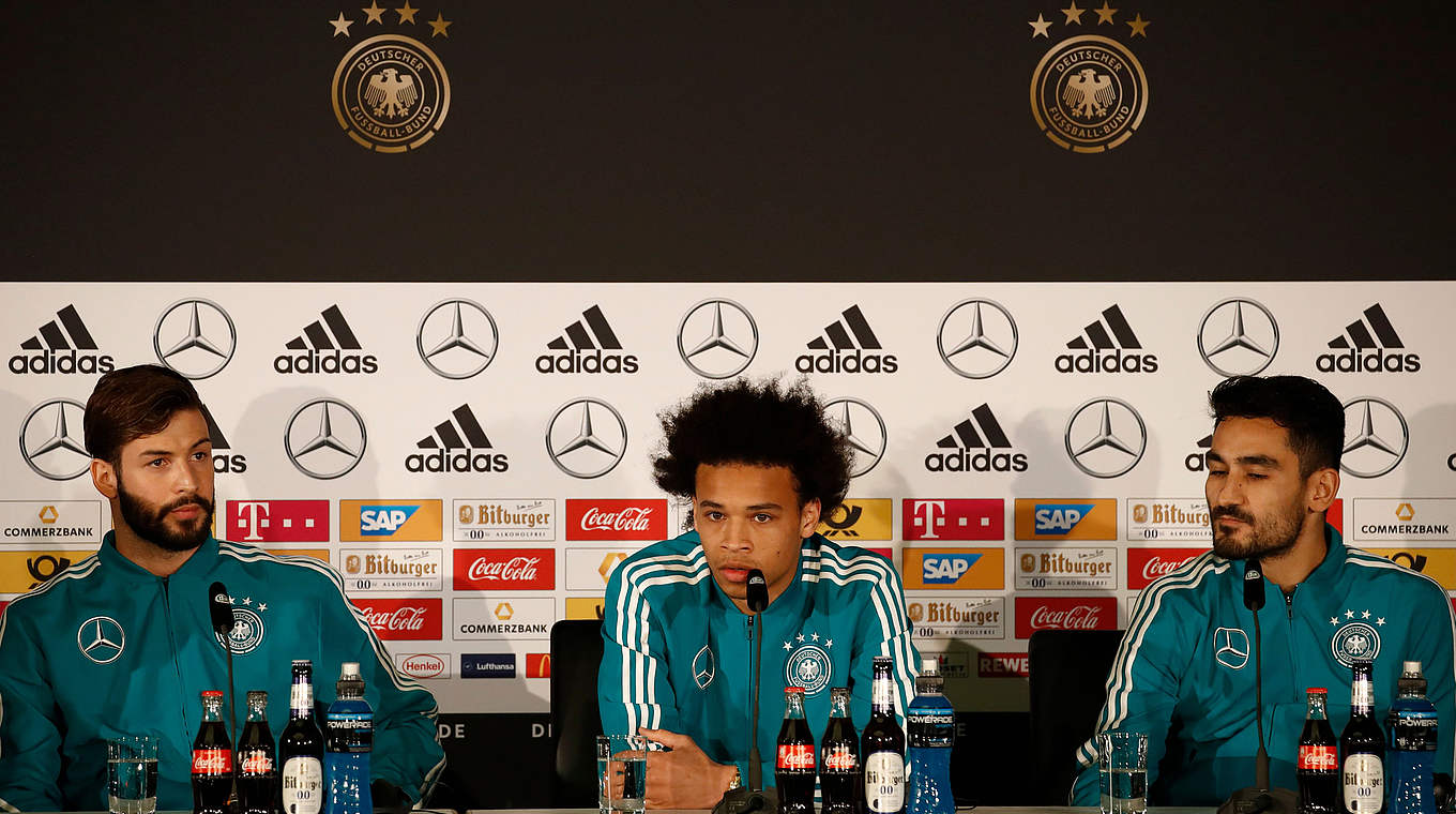 Pressekonferenz vor dem Brasilien-Spiel: Plattenhardt, Sané und Gündogan (v.l.n.r.) © Getty Images