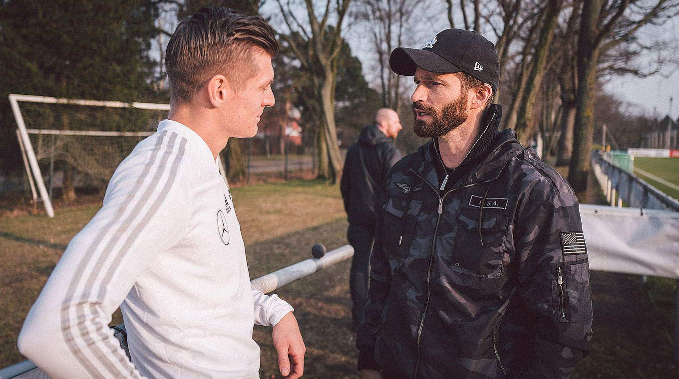 Besuch beim Team: Ex-Nationalspieler Arne Friedrich (r.) mit Toni Kroos © Philipp Reinhard