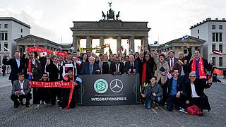 Strahlende Gesichter: alle Nominierten und Preisträger vor dem Brandenburger Tor © Markus Gilliar
