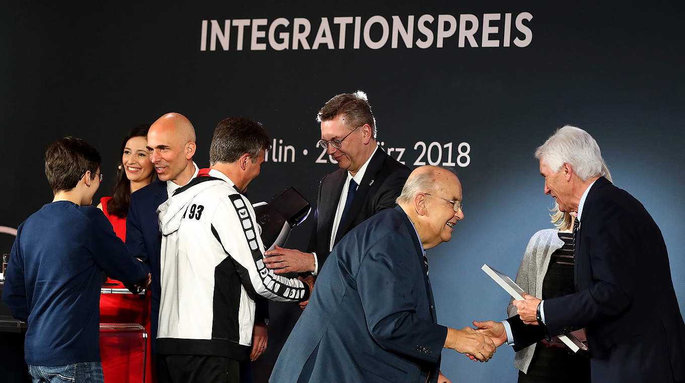 Ehrung durch den DFB-Präsidenten: Grindel (M.) beglückwünscht den Altonaer FC 1893 © 2018 Getty Images