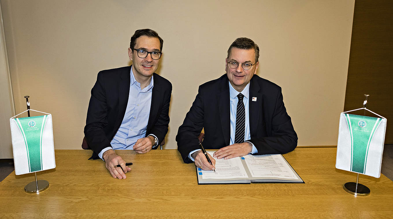 Der Bauantrag ist unterschrieben: Generalsekretär Curtius und Präsident Grindel (v.l.) © 2018 Getty Images